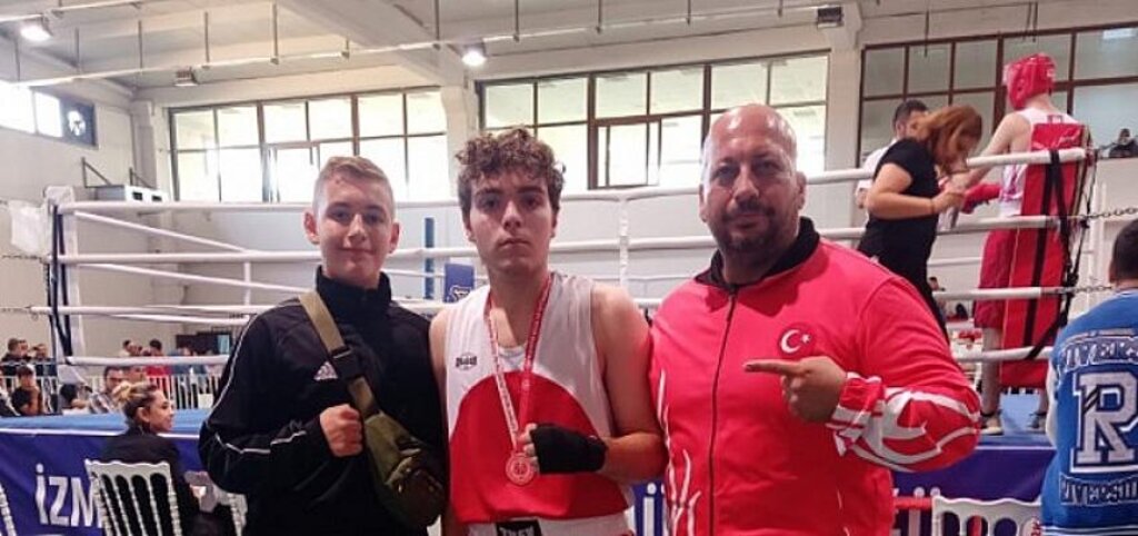 Seferihisar Halk Eğitimi Merkezi Kursiyeri Hasan Sakarya’dan Gümüş Madalya