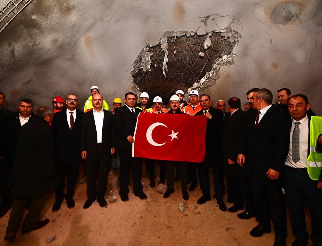 BAKAN KARAİSMAİLOĞLU:DEV ESERLER TÜRKİYE YÜZYILI’NIN İŞARET FİŞEĞİ OLACAK