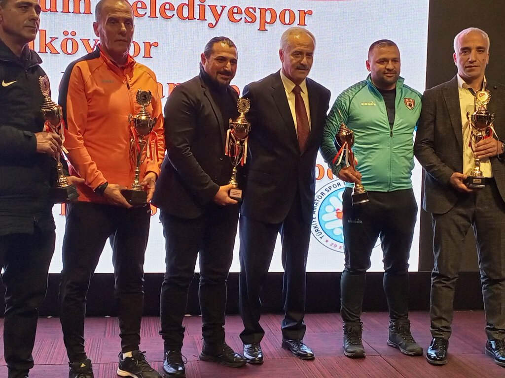  U 16 KLASMAN GRUBU ŞAMPİYONU BAFRA MEVLANA SPOR'A ÖDÜL