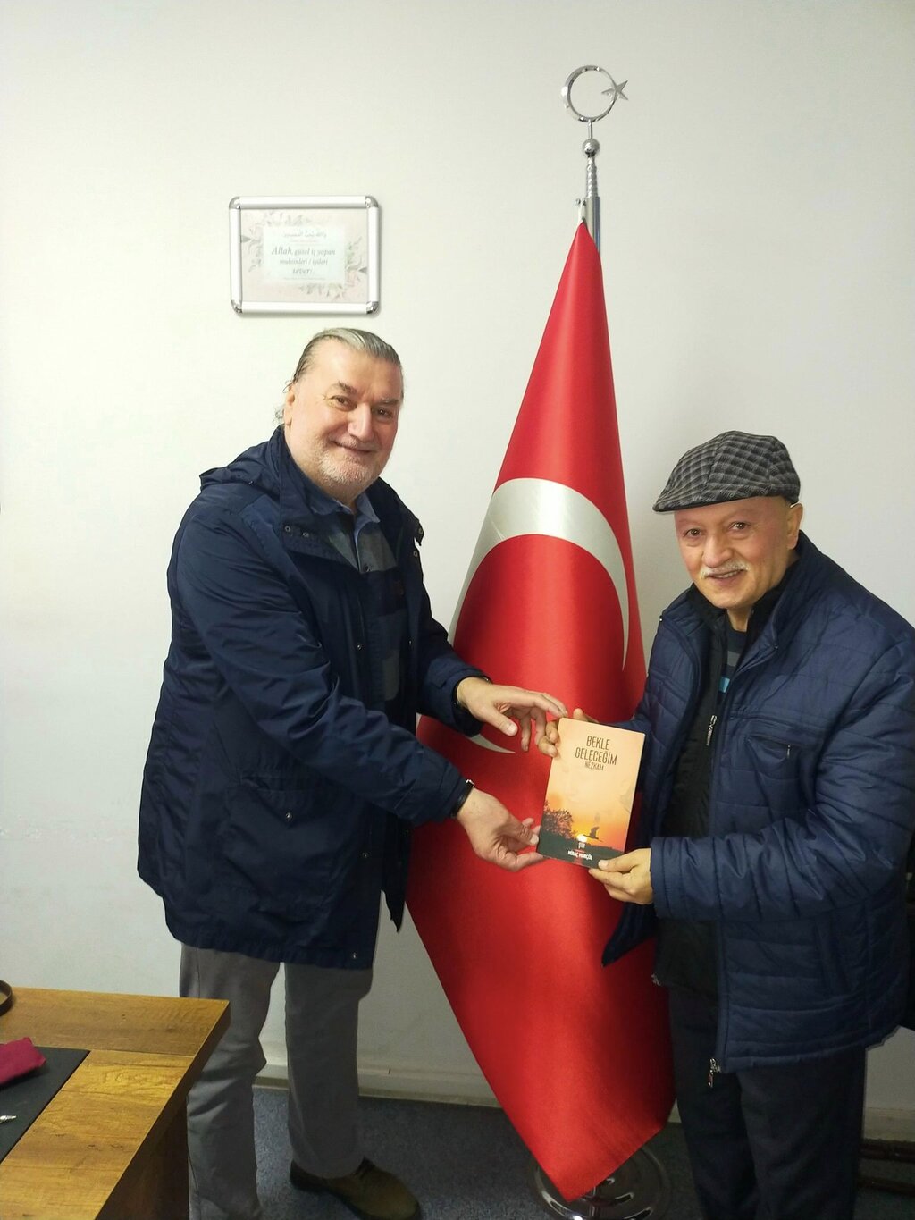 GAZETECİ ŞAİR MORÇÖL'DEN ZERRİN'E ŞİİR KİTABI HEDİYESİ