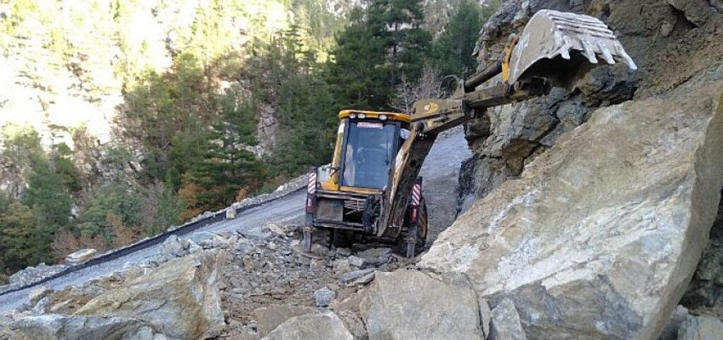 Alanya'da yağış nedeniyle bozulan yollar onarılıyor