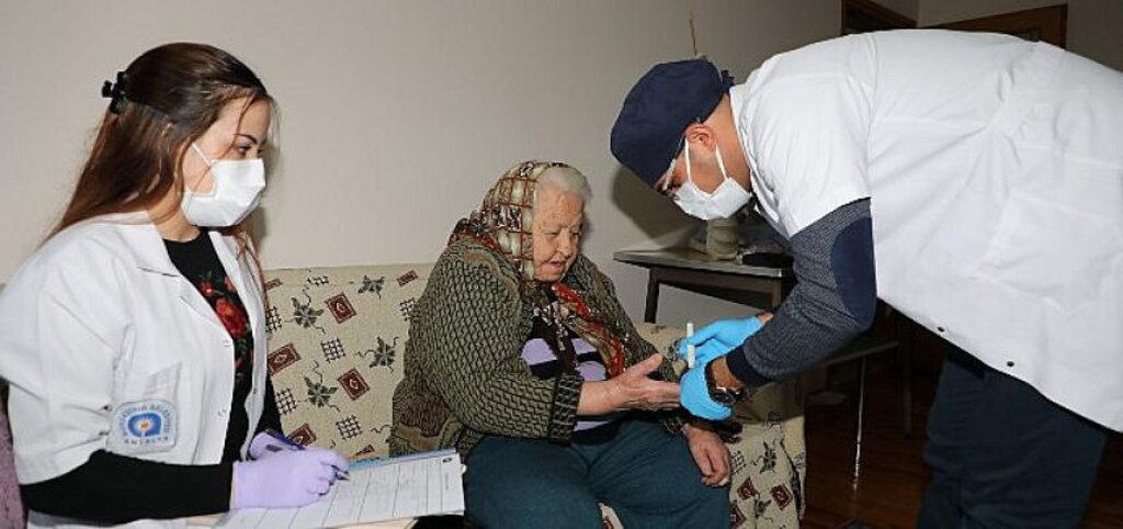 Antalya Büyükşehir’in Evde Sağlık Hizmeti ile yüzler gülüyor
