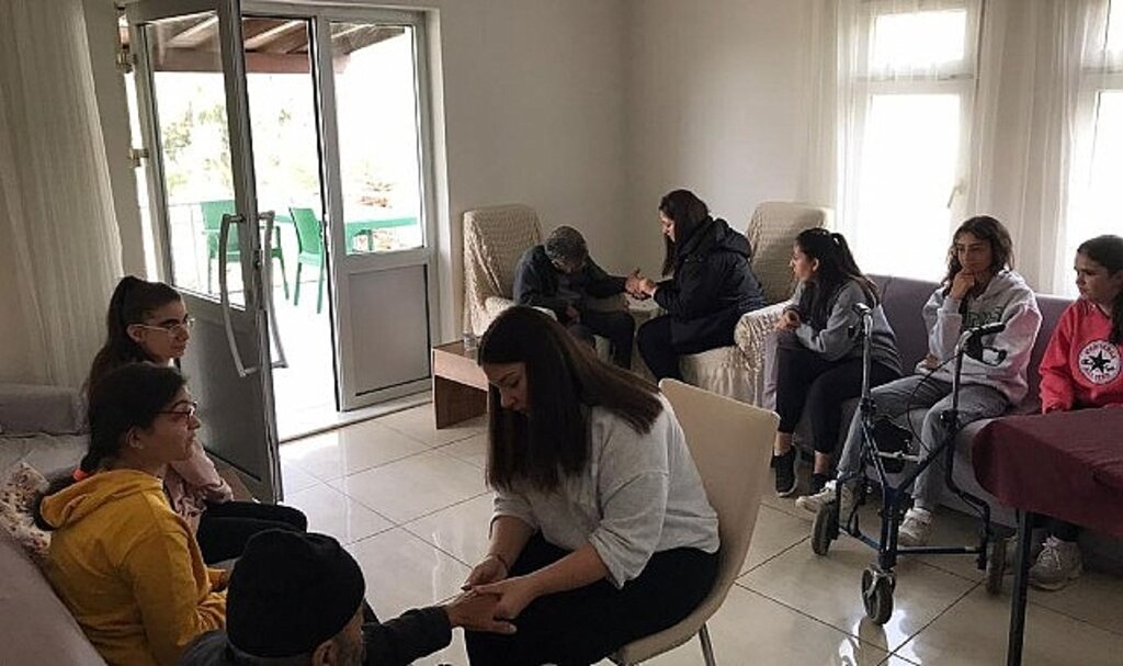 Ayvalık Belediyesi Yaşlı Bakımevi ve Özel Çocuklar Eğitimevi'nde Anlamlı Bir Sosyal Sorumluluk Projesi