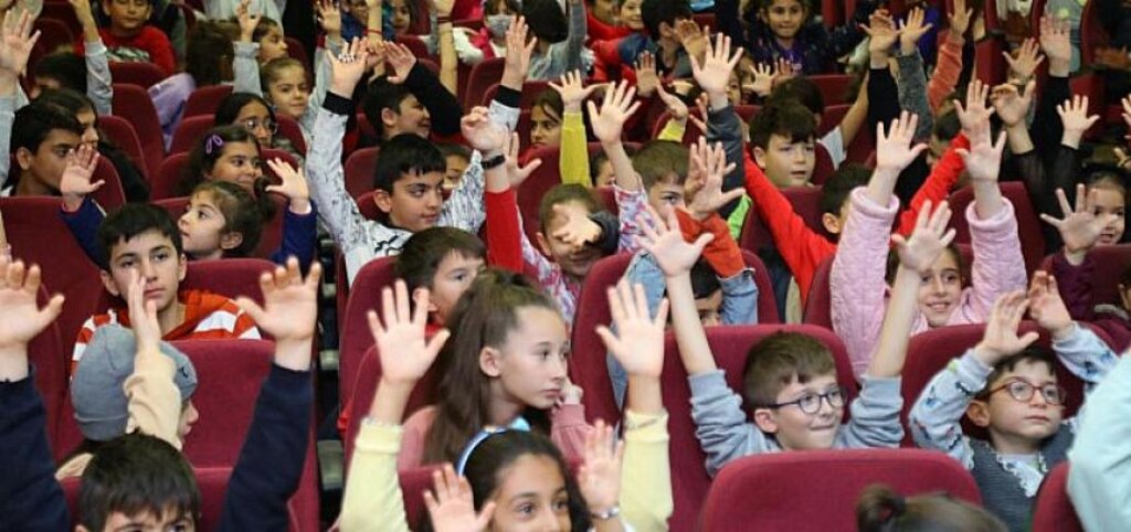 Bayraklılı çocuklar tiyatroyu sevdi