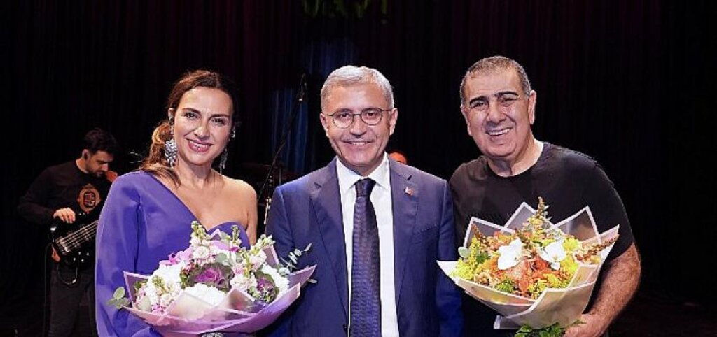 Eda ve Metin Özülkü Çifti Üsküdar’da 90’lar Rüzgarı Estirdi