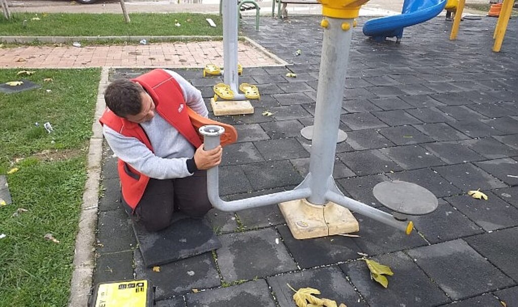 Edremit'teki Parklara Bakım Yapılıyor