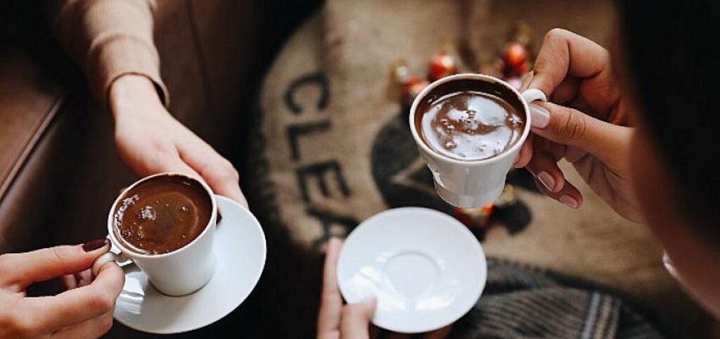 En köpüklü Türk Kahvesini misafire ikram ediyoruz