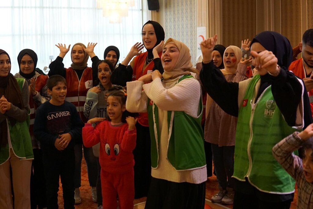 Yetim Gülerse Dünya Güler