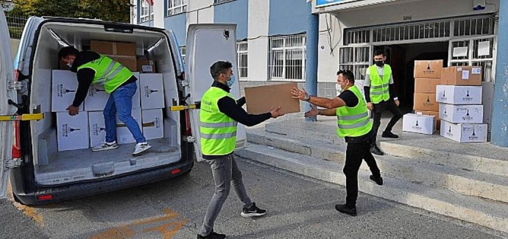 İzmir Büyükşehir Belediyesi’nin destek miktarı 25 milyon TL’yi aştı 600 okulda 25 bin öğrenciye bot ve mont