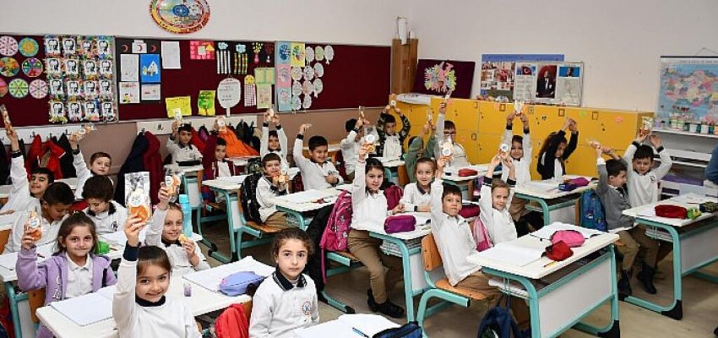 İznik Belediye Başkanı Kağan Mehmet'dan Öğrencilere Yerli Malı Haftası Hediyesi