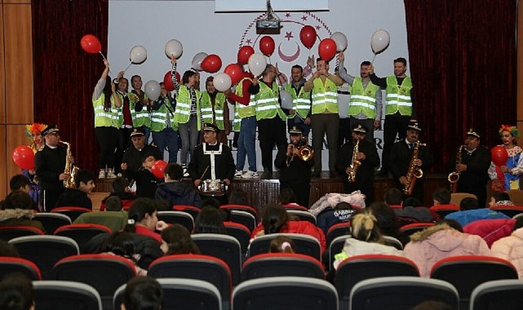 Kocaeli Gönüllülerinden Sevgi Evindeki çocuklara sürpriz