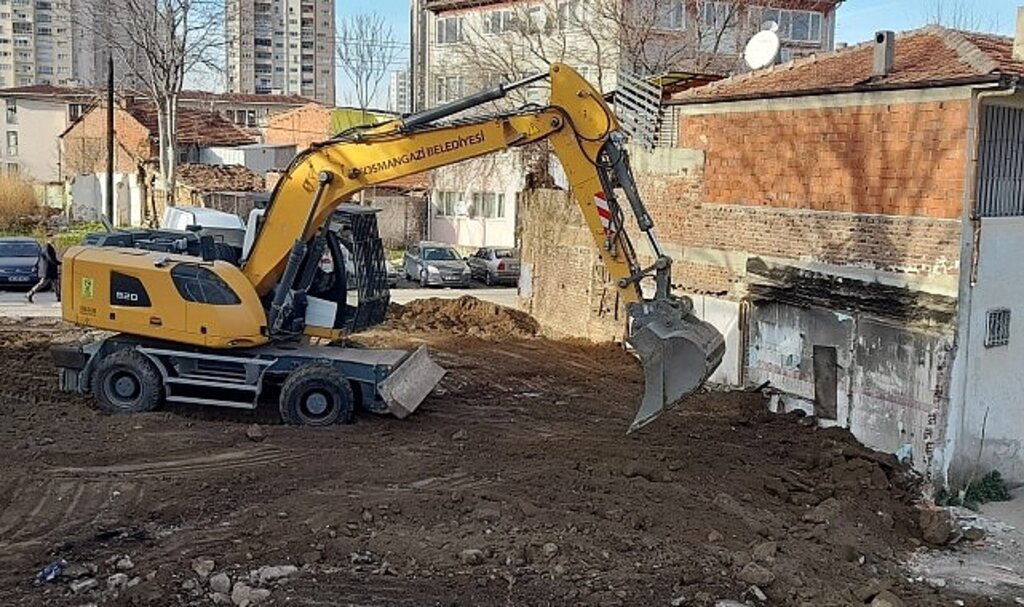 Osmangazi'de bir metruk yapı daha yıkıldı