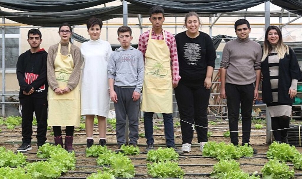 Özel çocuklar okuldaki serada yetiştirdikleri ürünlerden gelir elde ediyor