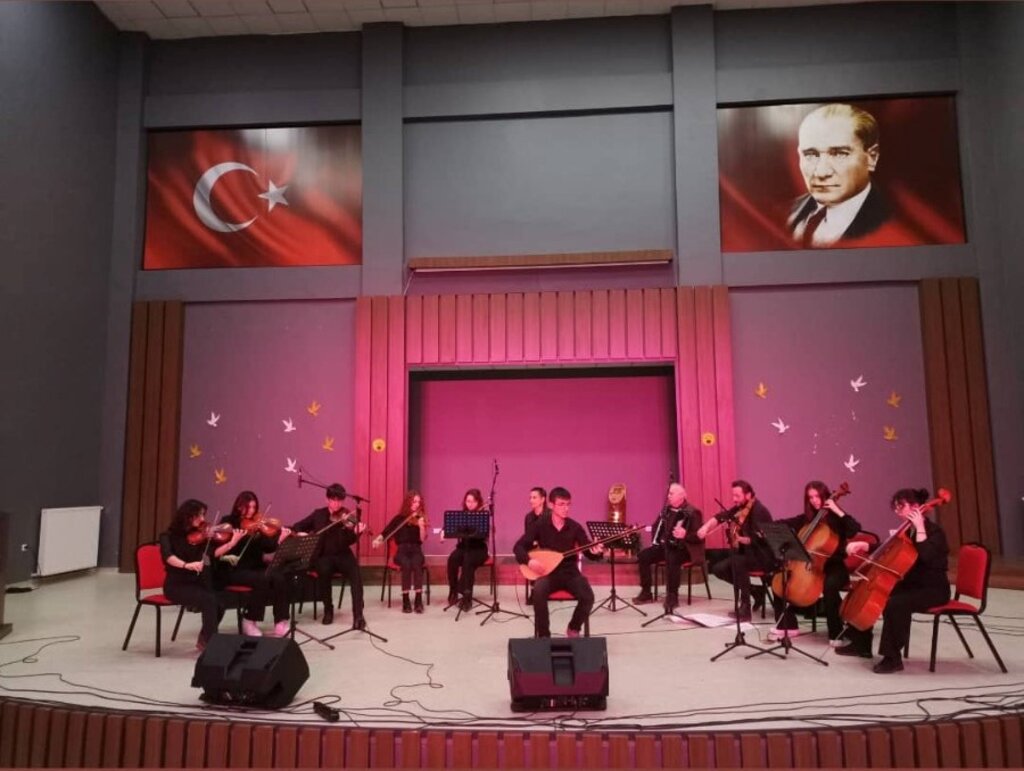 ÖĞRENCİLER SANATIN BİRLEŞTİRİCİ GÜCÜYLE SAHNEDE BULUŞUYOR