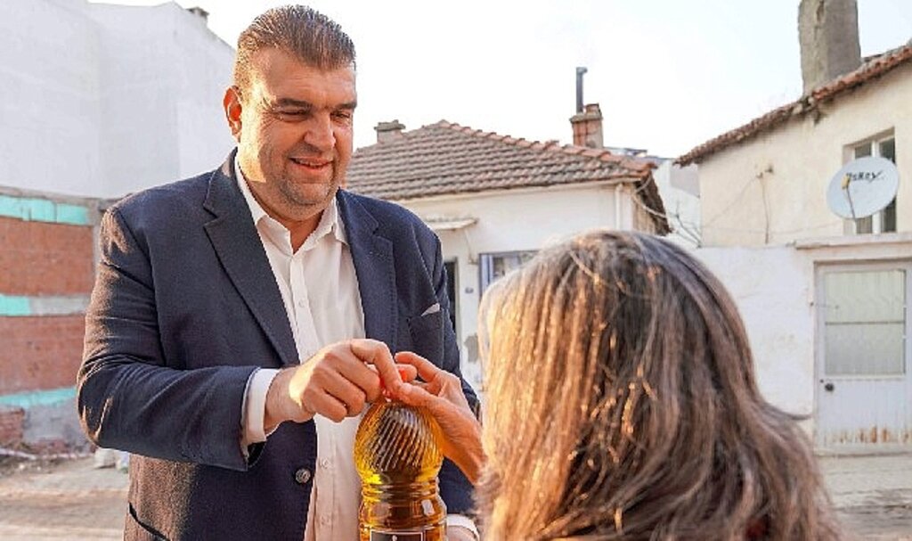 Seferihisar Belediyesi'nden dar gelirli vatandaşa zeytinyağı