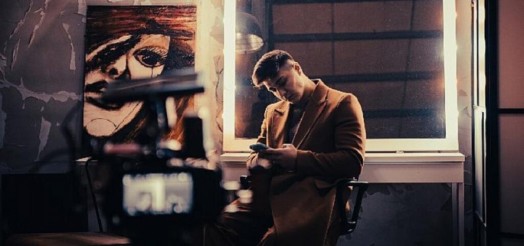 Sezer Sarıgöz'den yeni şarkı & klip! 'Bir Gülüşü Vardı'