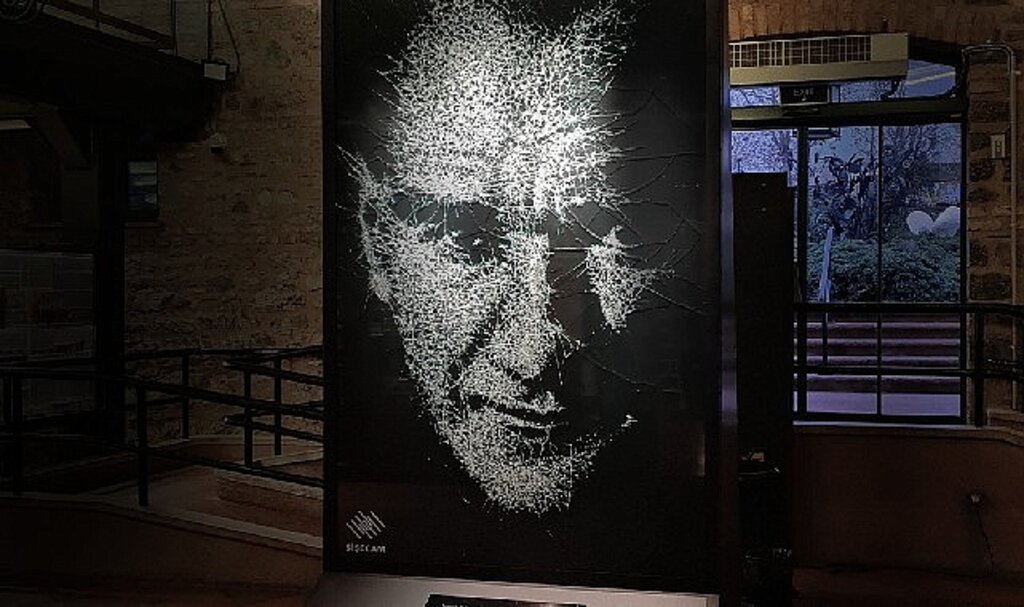 Şişecam 10 Kasım Filmi'ndeki Cam Atatürk Portresi Rahmi M. Koç Müzesi'nde sergileniyor