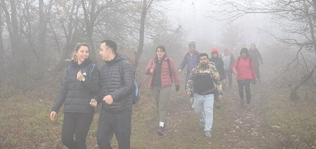 Sisli havada doğa yürüyüşü