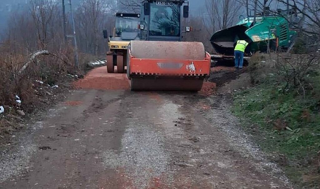 Yol Bakım Timi köy yollarını asfaltlıyor