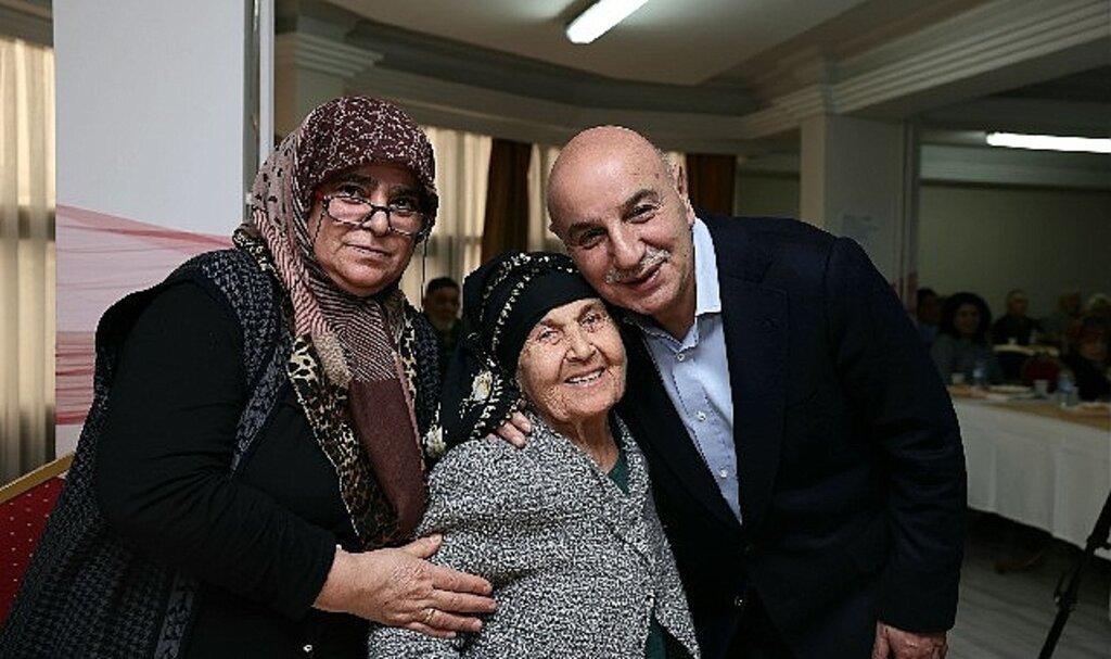 Başkan Altınok Huzurevinde Yeni Yılı Kutladı