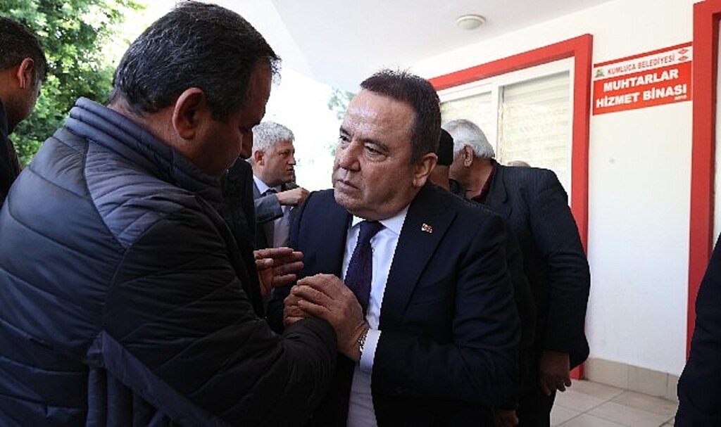 Başkan Böcek yeni yılın ilk iş gününde Kumluca'yı ziyaret etti