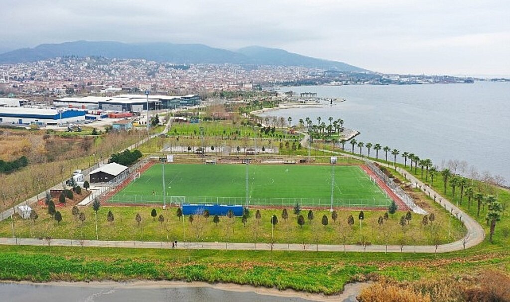 Gölcük Metin Uzuner Spor Tesisi'nde yenileme çalışmaları başladı