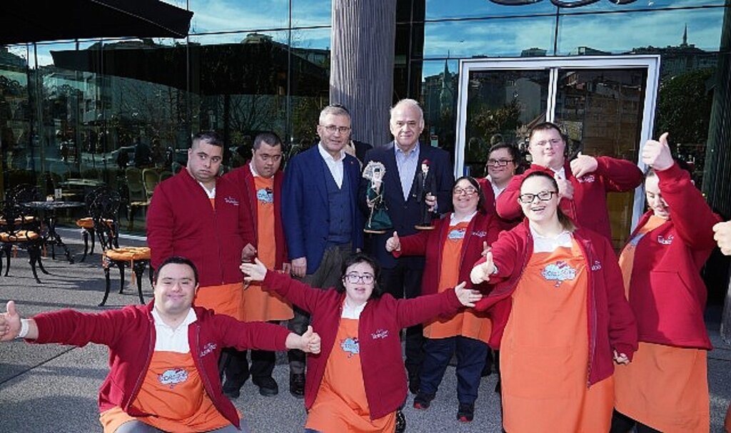 Televizyon ve Spor Dünyasının Ünlü İsimleri Ahmet Çakar ve Ertem Şener Üsküdar'da Down Sendromlu Gençlerle Buluştu