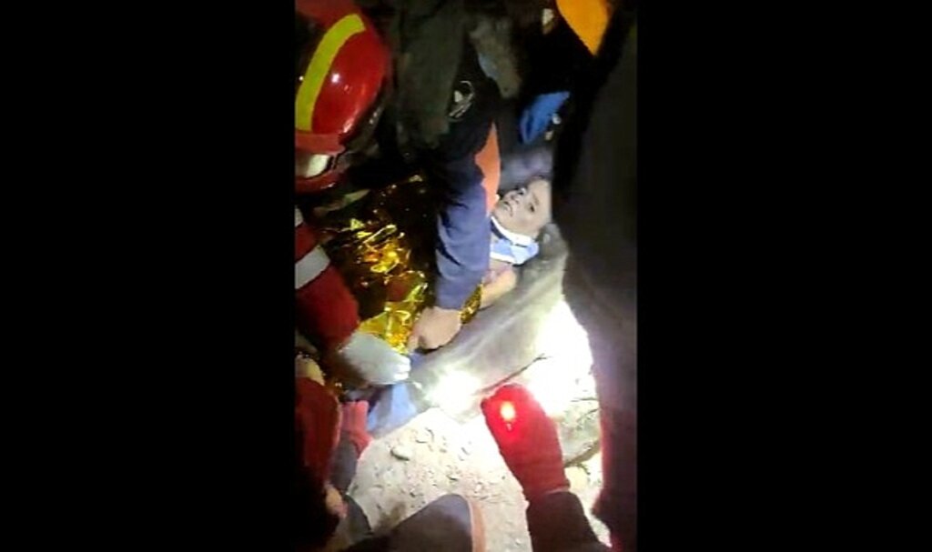 7 Yaşındaki İsra 136'ncı Saate Kurtarıldı