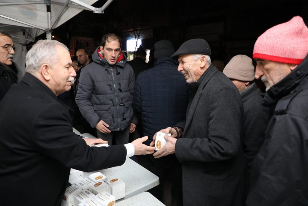 İLKADIM BELEDİYESİ  BÜYÜK CAMİ'İNDE VATANDAŞLARA KANDİL SİMİDİ DAĞITTI