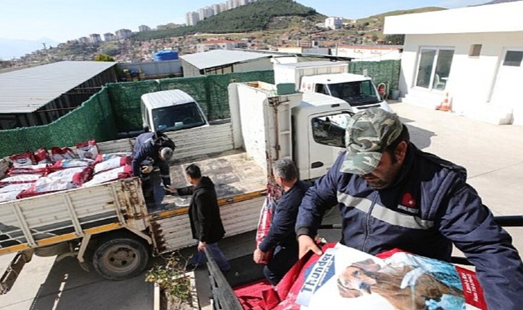 Bayraklı'dan deprem mağduru can dostlara mama desteği