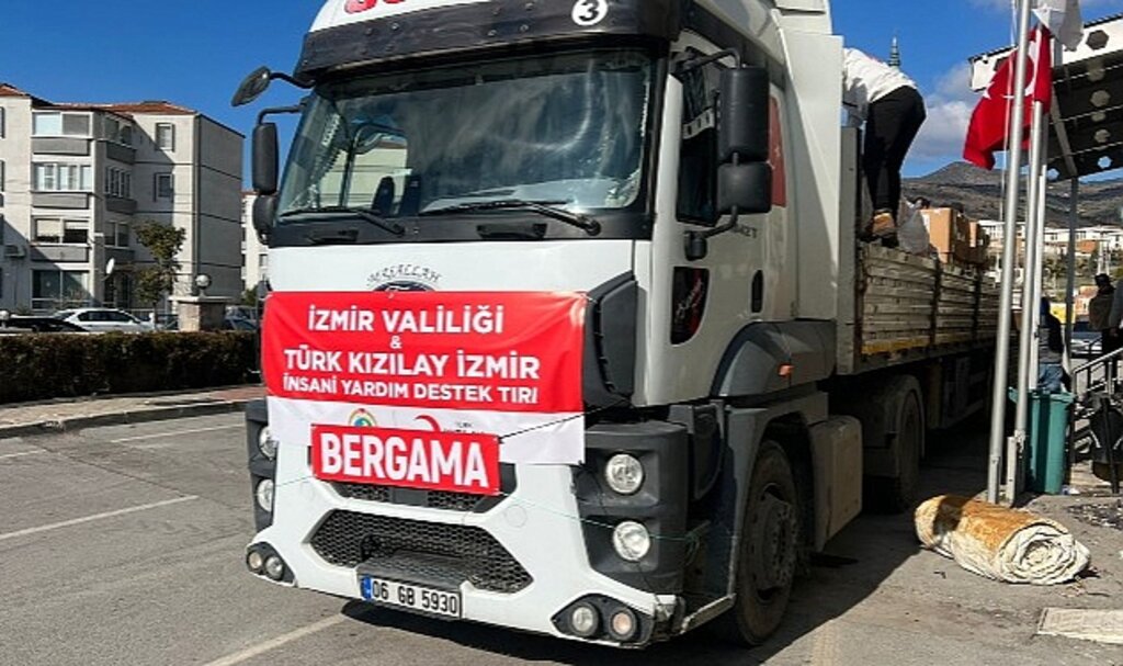 Bergama'dan depremzedelere gönderilen tır sayısı 11'e yükseldi