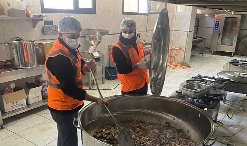 Buca Belediyesi afet bölgesinde mobil mutfak kurdu