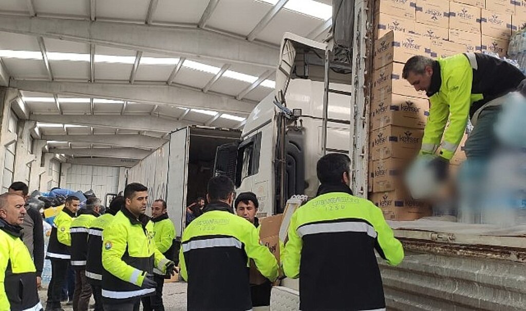 Deprem bölgesine İzmir'den destek sürüyor