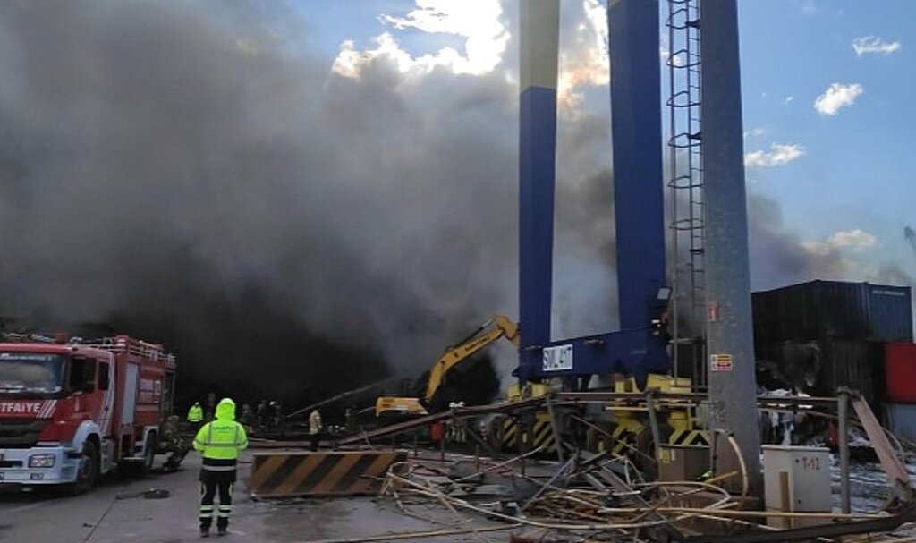 İskenderun Limanı'ndaki Yangında Soğutma Çalışmaları Sürüyor