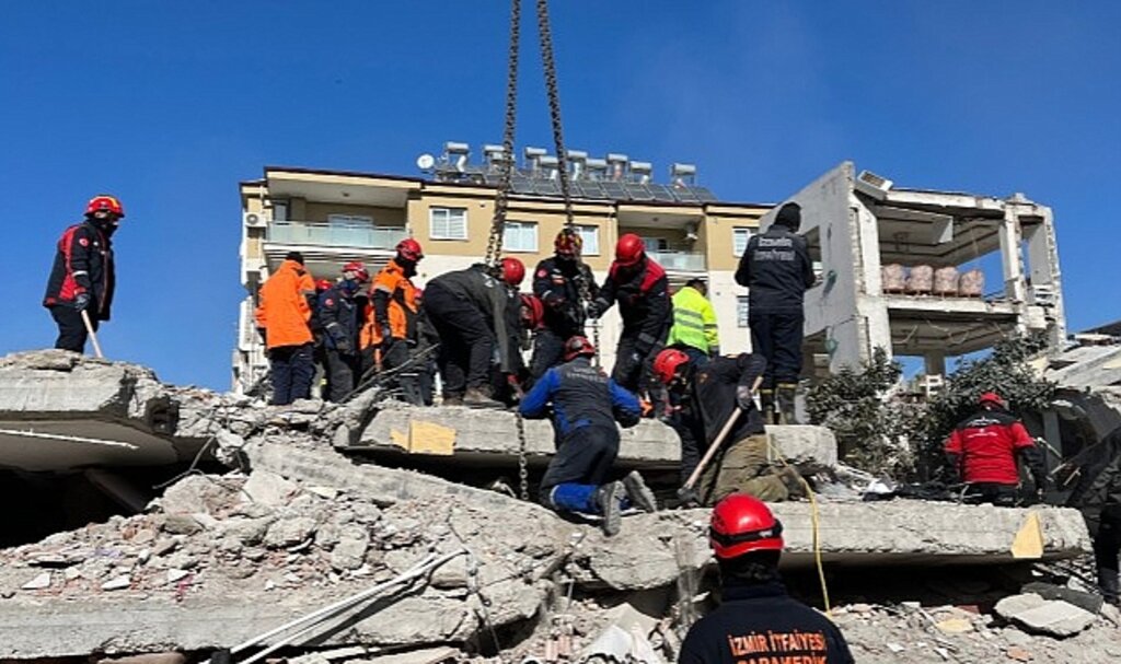 İzmir Büyükşehir Belediyesi ekipleri Osmaniye'deki çalışmalarını sürdürüyor