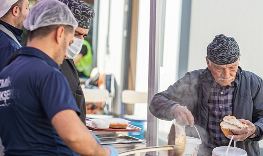 İzmir ekipleri, Osmaniye'de kapı kapı dolaşarak yardım ulaştırıyor 