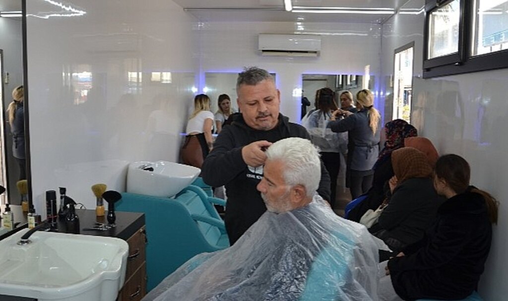 Mobil Kuaför depremzedeler için Alanya'da