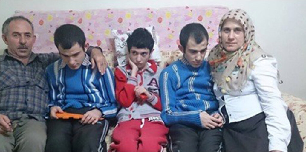 HALK ŞAİRİ DURSUN'DAN DEPREMZEDELERE 300 KİTAP HEDİYE