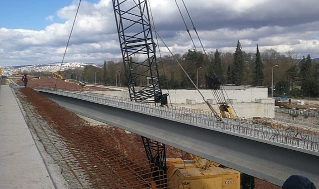 Alikahya Stadyum yolunda köprü kirişleri tamam