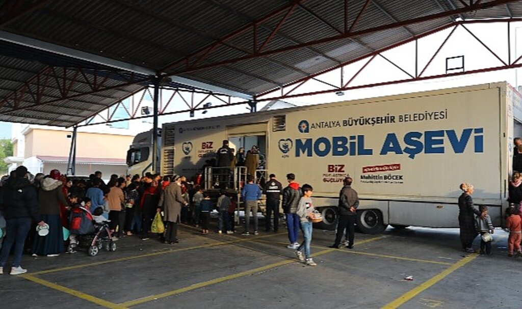 Antalya Büyükşehir Belediyesi Kepez'de sıcak yemek dağıtıyor