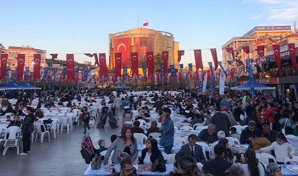 Aydın Büyükşehir Belediyesi'nden 9 Noktada 15 Bin Kişilik İftar Yemeği