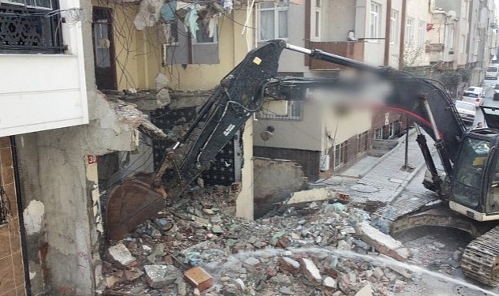 Bağcılar'da Görüntüsüyle sosyal medyada gündem olan o bina yıkıldı