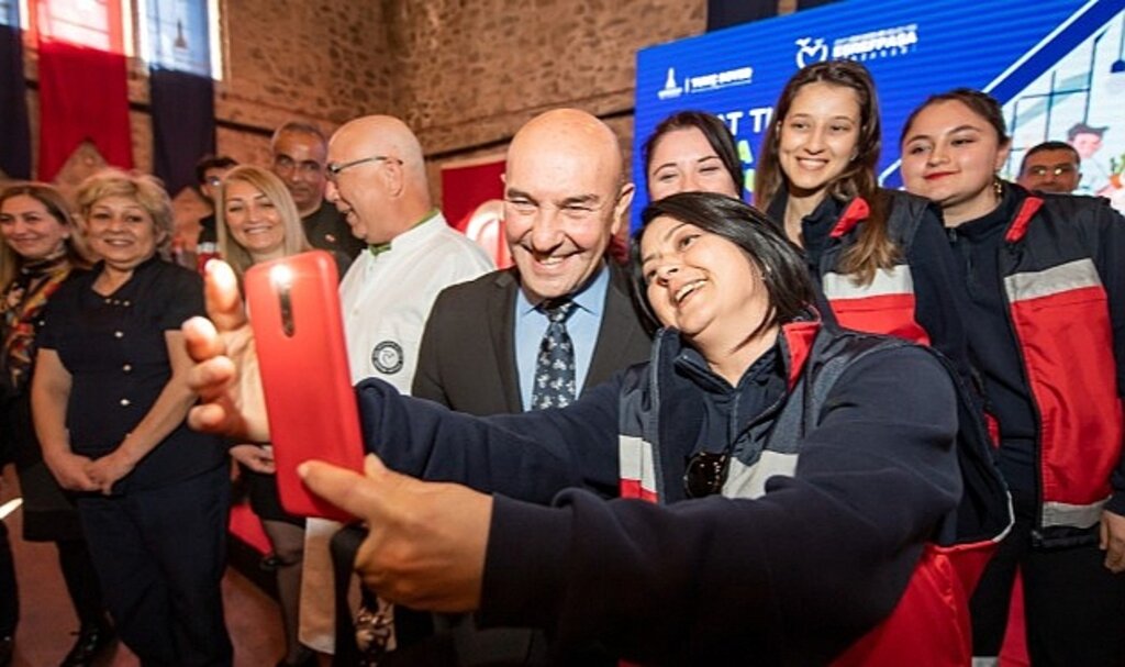 Başkan Soyer evde bakım hizmeti veren sağlık personelini kutladı