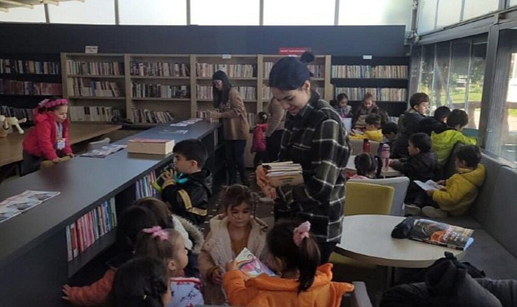 Bayraklı'da çocuklar hem eğleniyor, hem öğreniyor