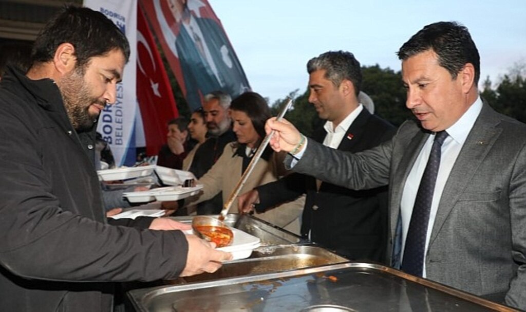 Bodrum Belediyesi tarafından geleneksel olarak her yıl organize edilen iftar programının ilki Cevat Şakir Mahallesi'nde gerçekleştirildi