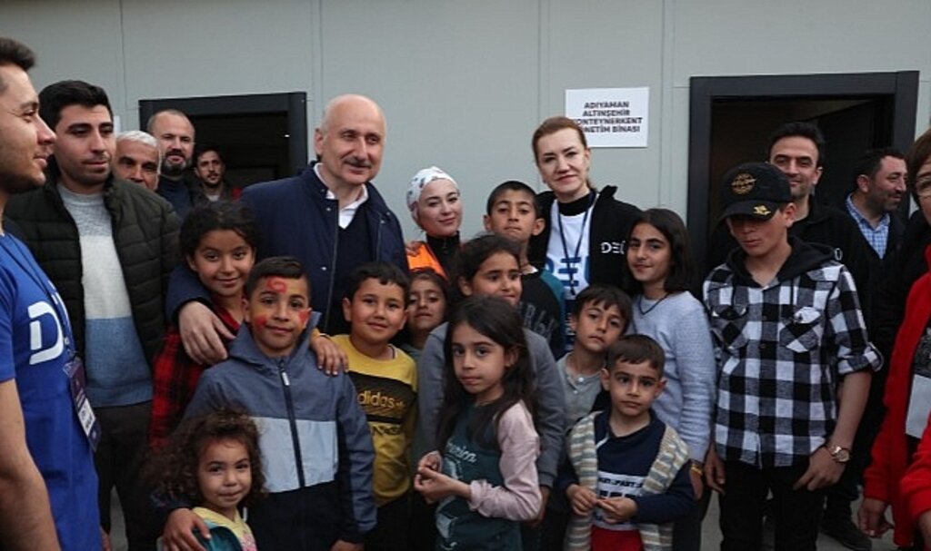 DEÜ Adıyaman'da Depremin Yaralarını Sarıyor