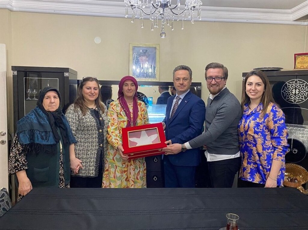 Giresun Valisi Enver Ünlü ve eşi Sema Ünlü Hanımefendi, iftarda Şehit Polis Memuru Murat Şengül'ün ailesine konuk oldu.