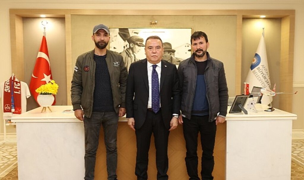 Enkazdan 162 saat sonra kurtarılan Cengiz Polat'tan Başkan Böcek'e teşekkür ziyareti