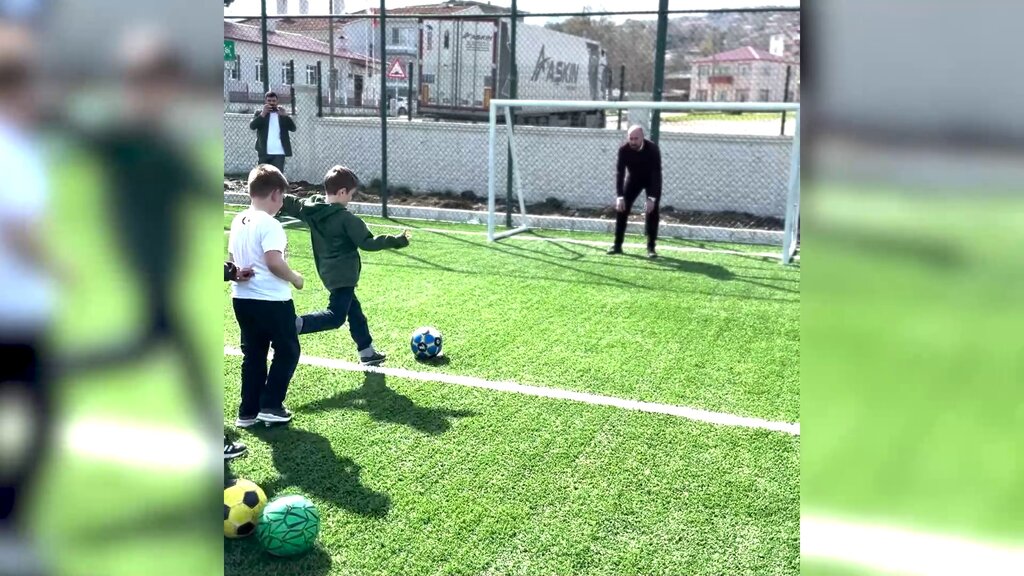 Tekkeköy'de öğrencilere futbol eğitimi