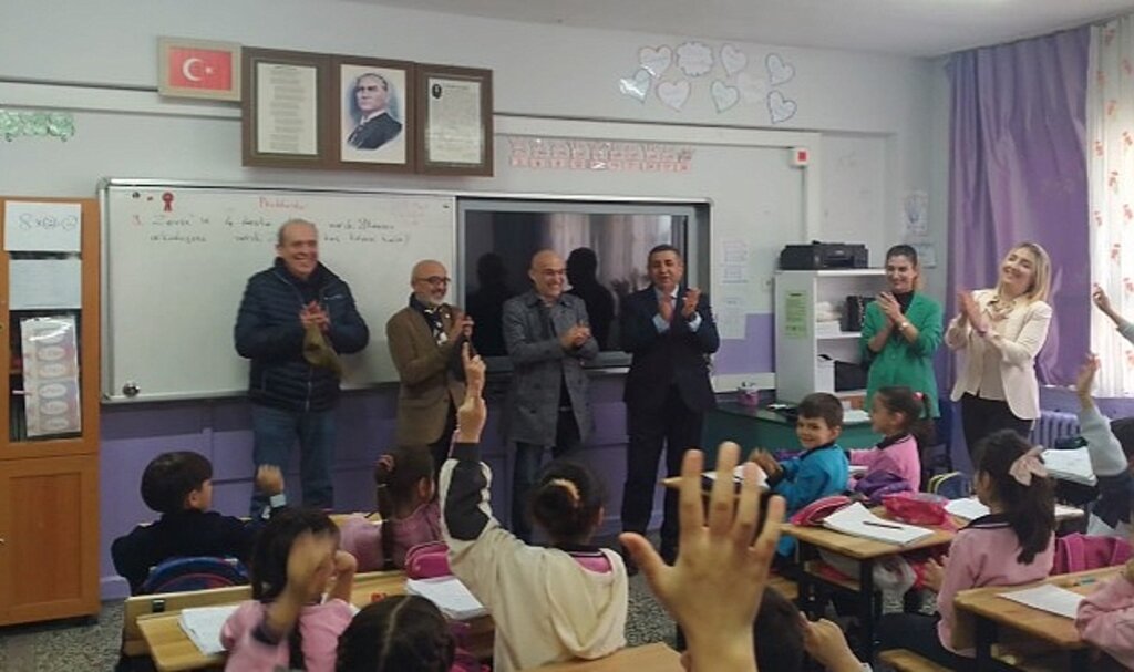 İzmir Fenerbahçeliler Derneği'nden bin 500 öğrenciye bayramlık kıyafet!